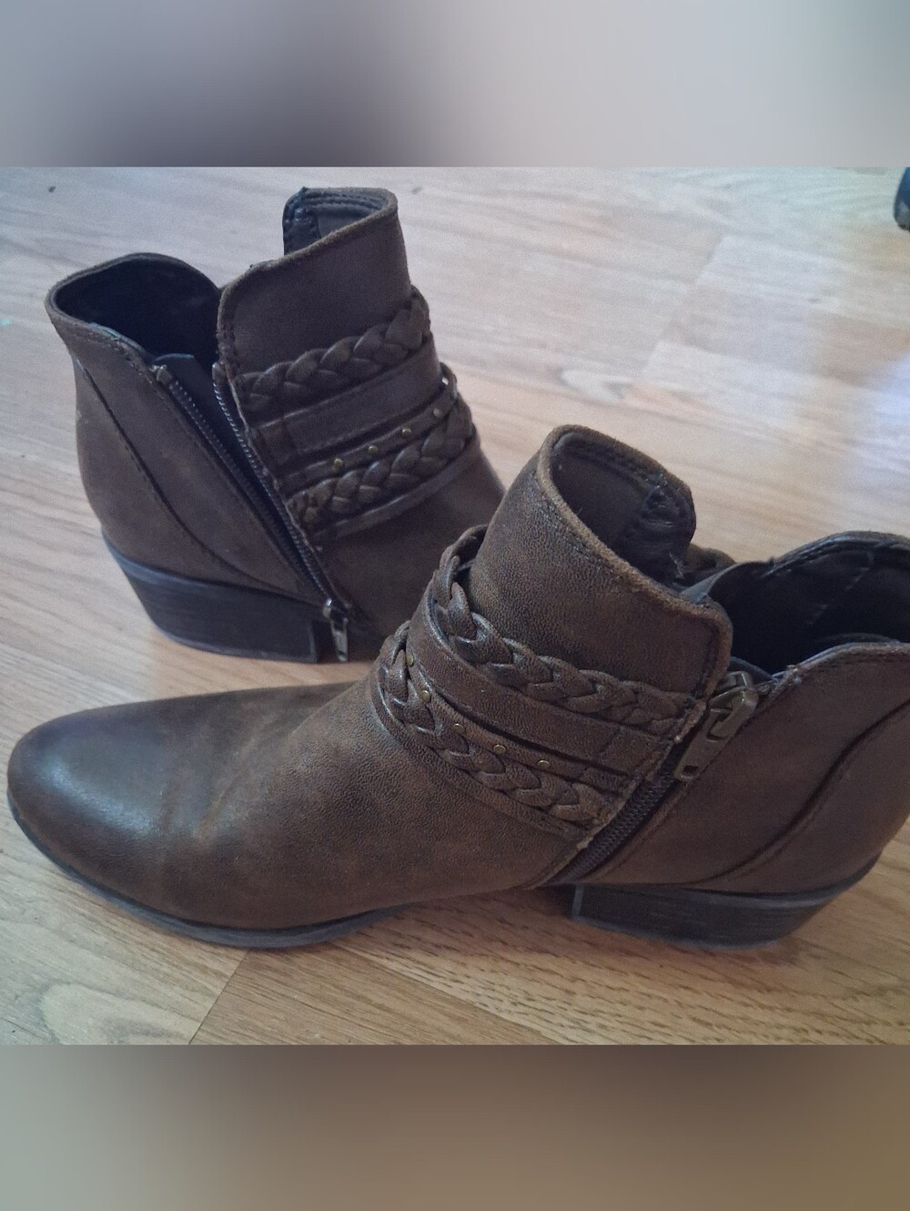 Women’s Baretraps Brown Braided Strap Ankle Boots Size 9.5 - Picture 3 of 6